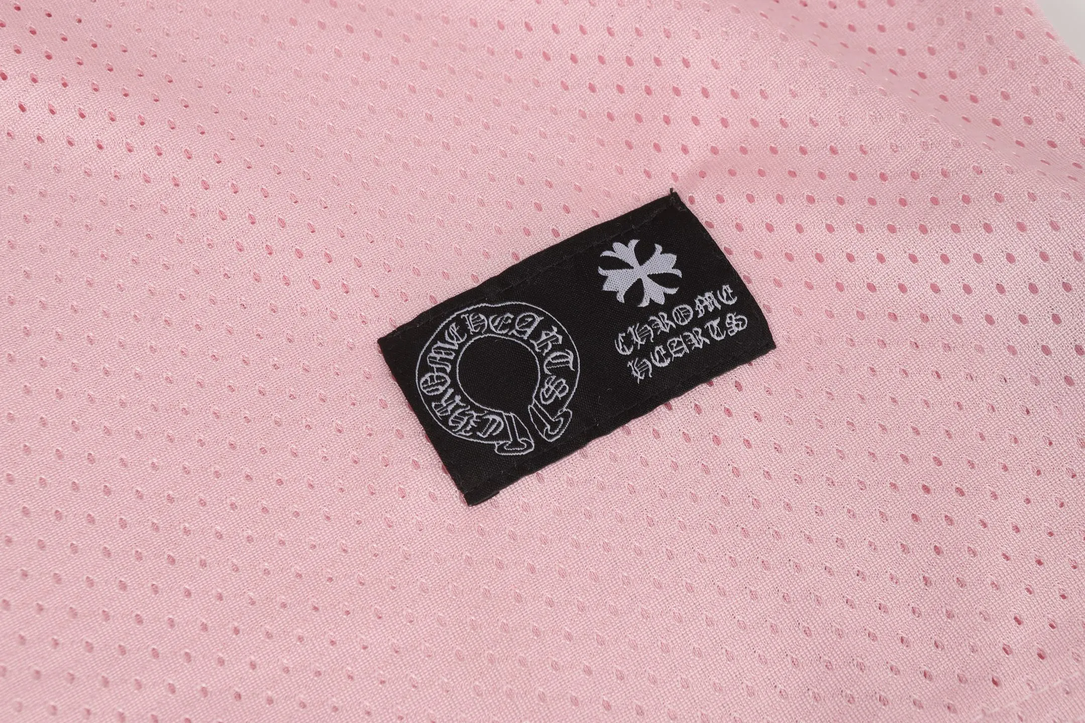 P190 Chrome Hearts CH Chrome Hearts popular Sanskrit printed mesh double-layer ice hockey jersey sports suit. Uses direct injection imported machine printing. Hardware and accessories are all ground and customized. Correct configuration. Black 2025 Chrome Hearts authentic packaging. 300 grams of custom-dyed mesh. Large version. Loose and stylish. Different from lower versions, slim and long version with upper body and hip stretch. 100% commitment: top quality. Not fast food. Highest version on the market. Top quality - different from ordinary versions on the market. If you care about quality, you should also respect the price. Absolutely 0 after-sales service and 0 return rate so far. It’s hard not to love the style - 300g mesh custom-dyed fabric - Correct high-density main mark, washed tag, hand-sewn